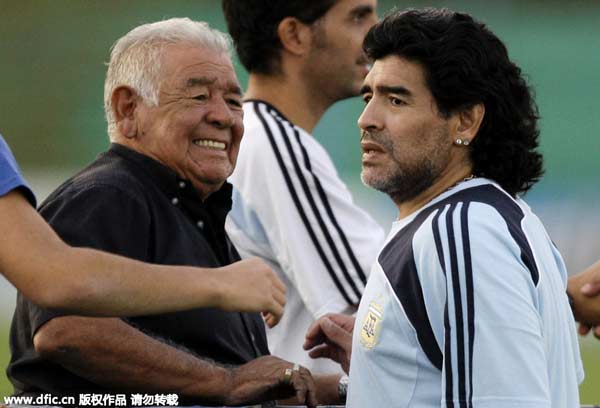 Maradona confirms his father 'went peacefully'