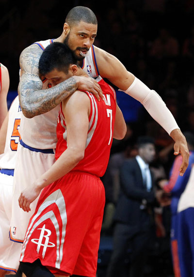 Lin shines in Rockets landslide win over Knicks