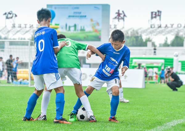 Youth soccer program connects Beijing school students with EPL