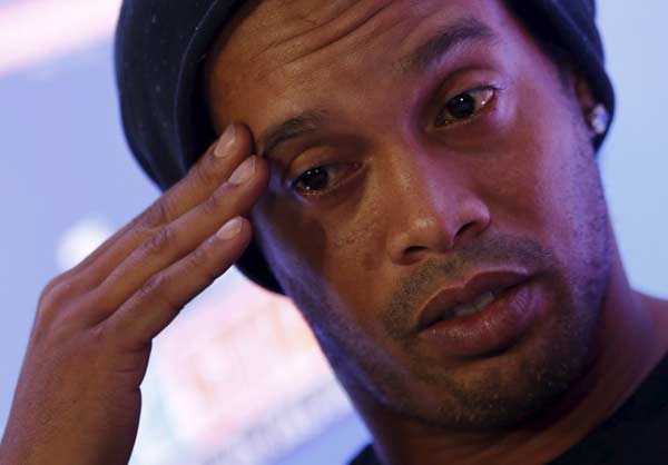 Ronaldinho defends visit to rival dressing room