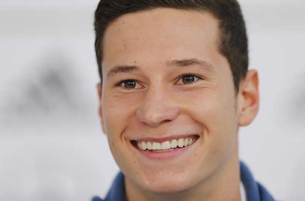 Wolfsburg seal the deal with Schalke's Julian Draxler