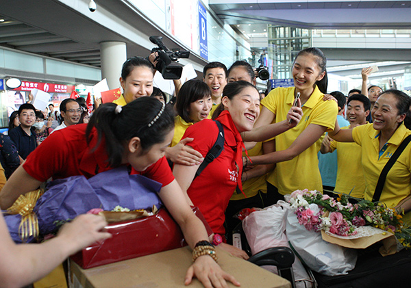Women's volleyball team receives hero's welcome