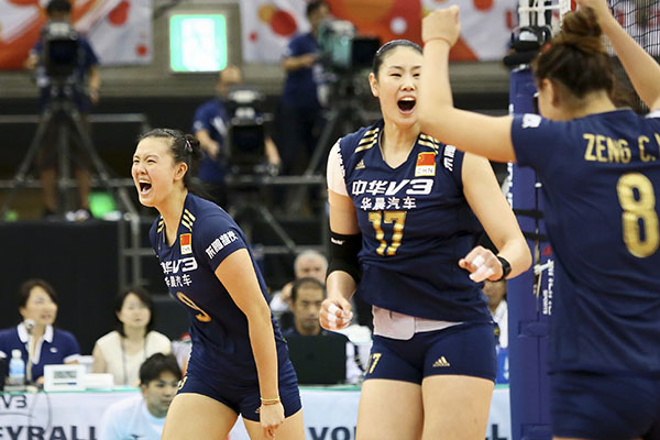 Women's volleyball team receives hero's welcome