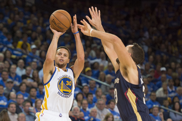 NBA MVP Curry scores 40 points, Warriors win opener