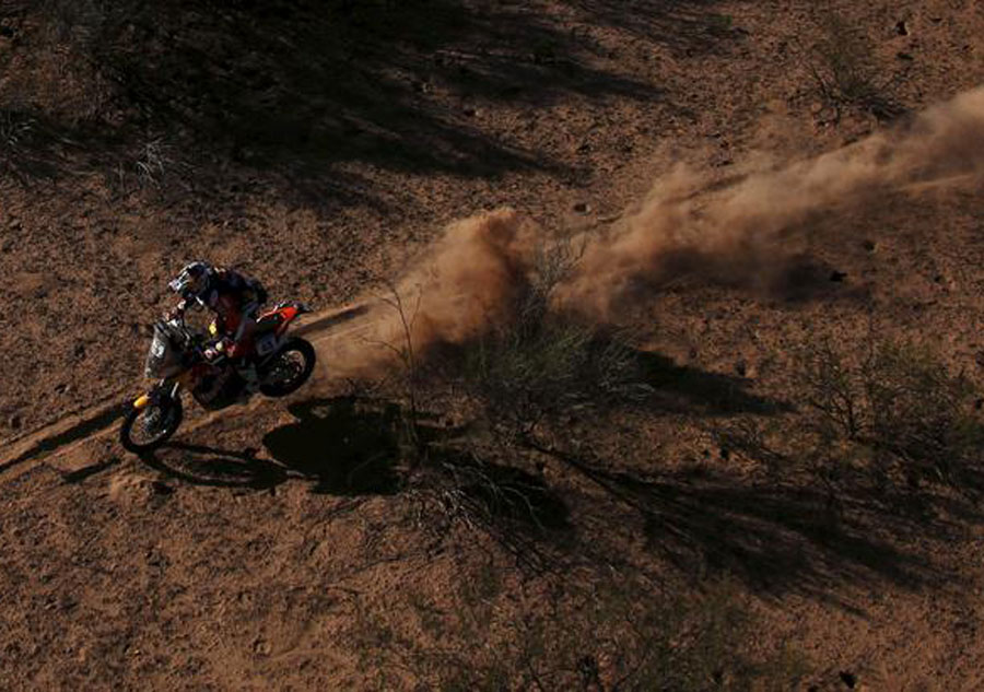 Peterhansel regains Dakar Rally lead