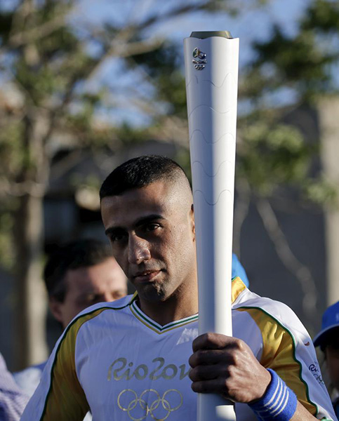 Syrian amputee carries Rio 2016 flame through Athens refugee camp