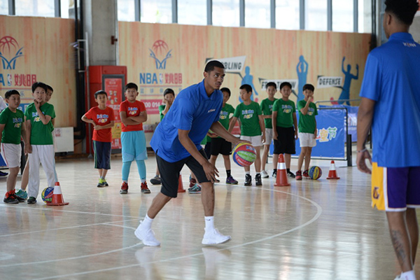 Capital children charmed by US hoops stars