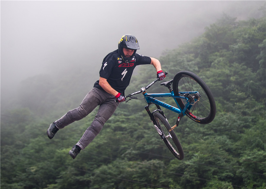 Uphill battle for cyclists in downhill race in Zhangjiajie