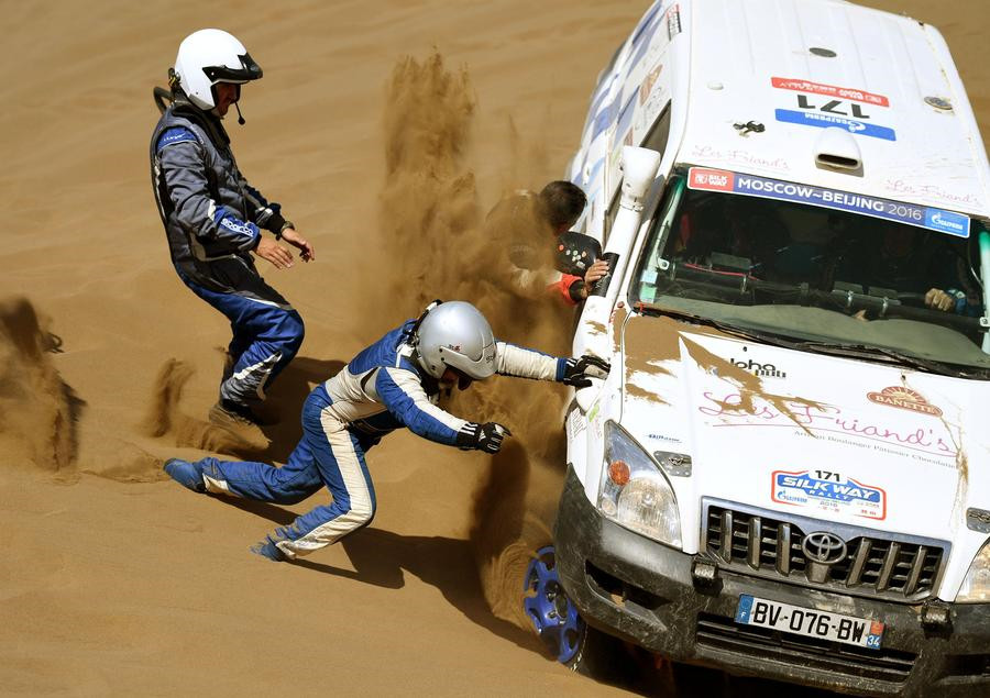 Silk Way Rally drivers battle sand and dust