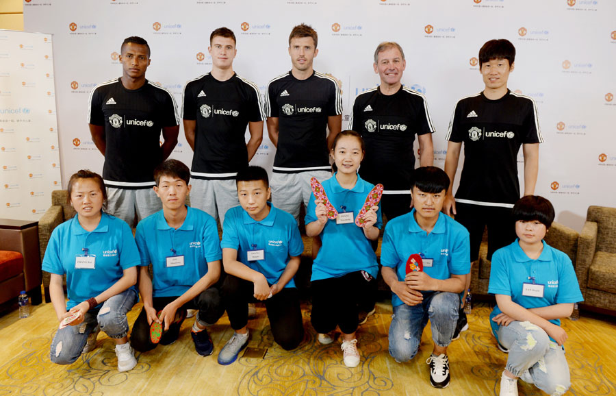Manchester United players meet young Chinese fans