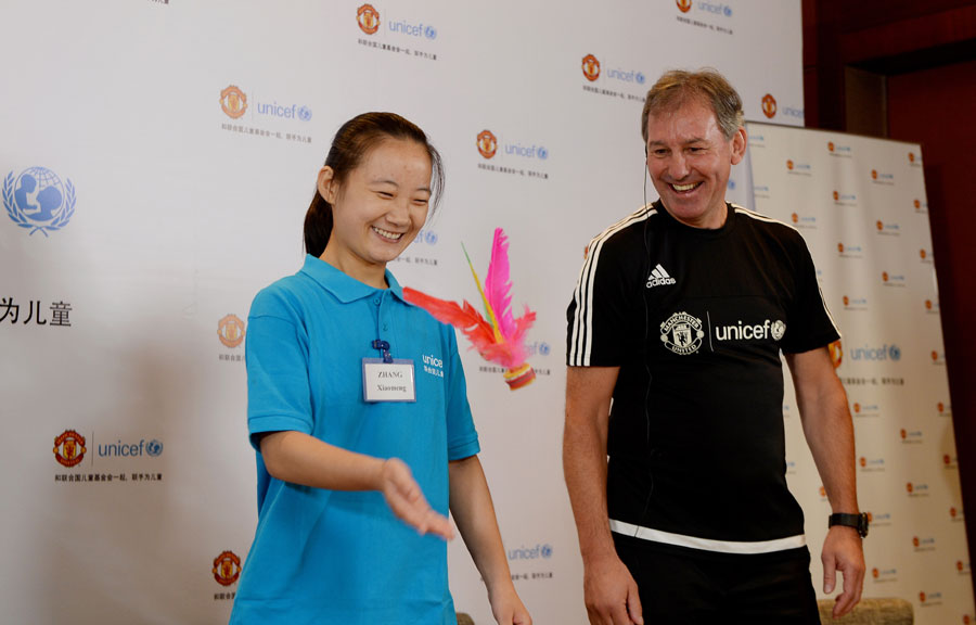 Manchester United players meet young Chinese fans