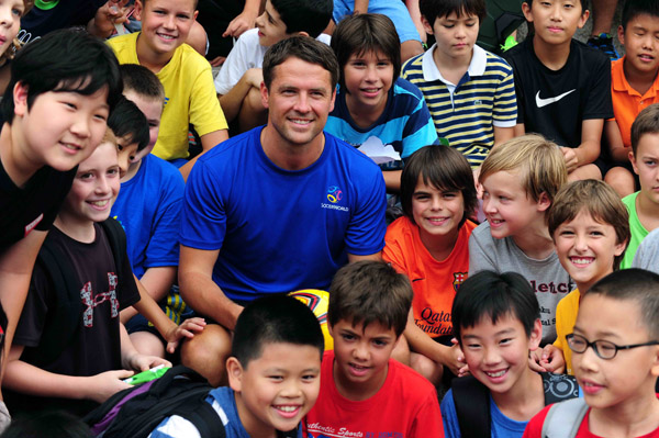 English soccer legends Michael Owen, Mark Wright, target China