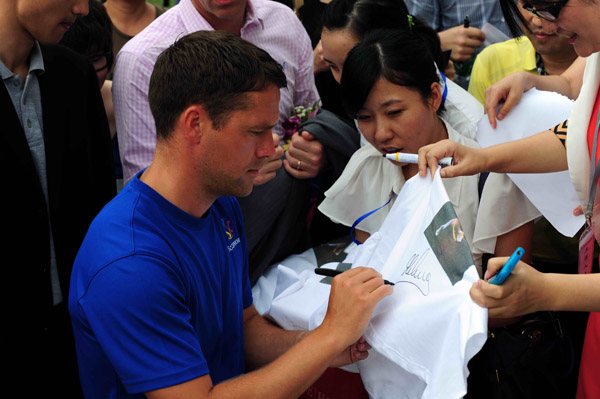 English soccer legends Michael Owen, Mark Wright, target China