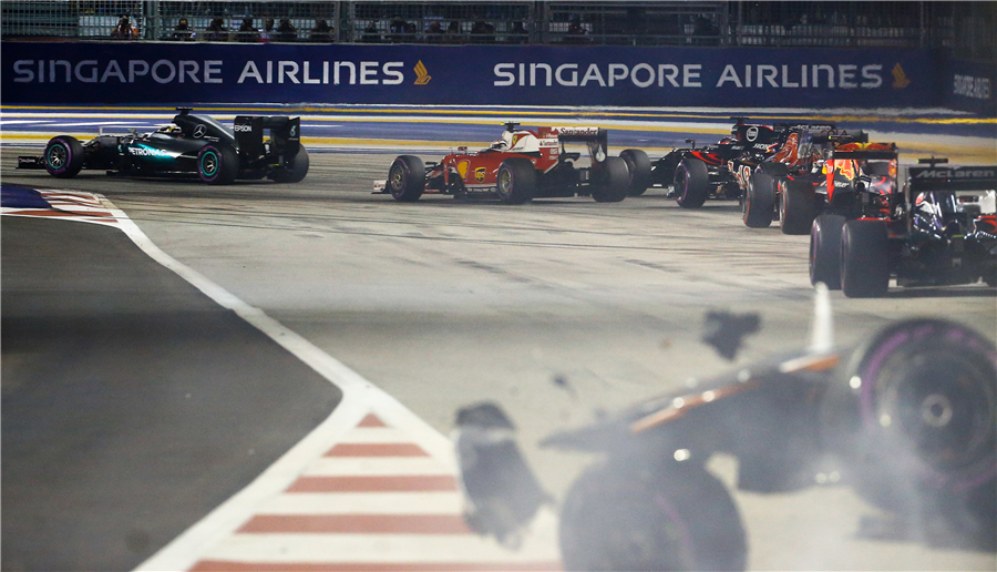 Nico Rosberg shines at 2016 Singapore F1 Grand Prix Night Race