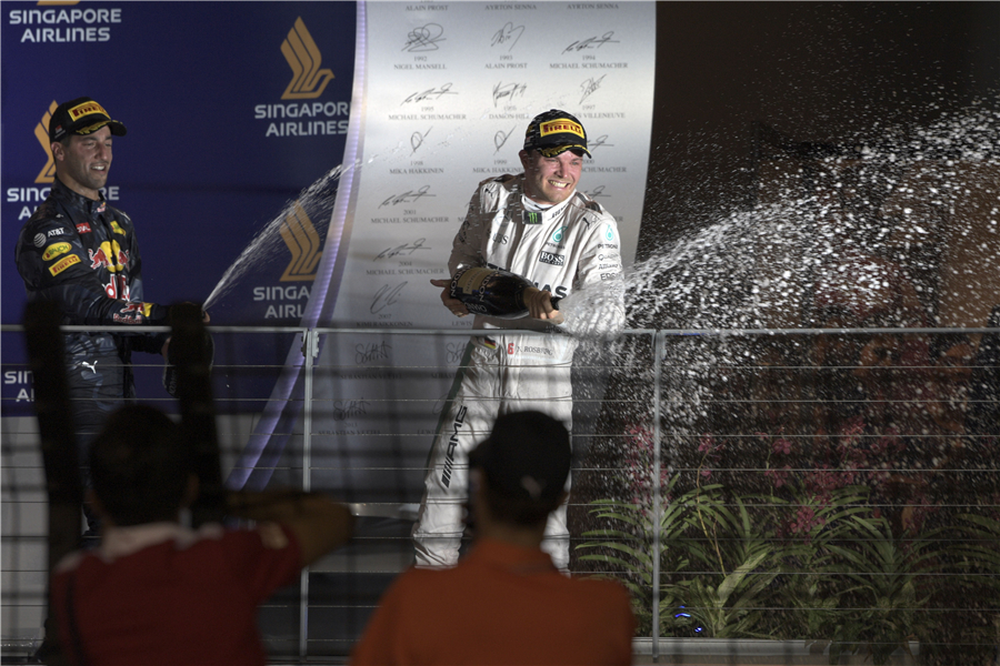 Nico Rosberg shines at 2016 Singapore F1 Grand Prix Night Race