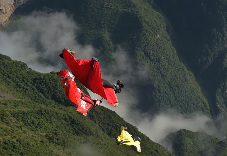 Daredevil wingsuit jumpers glide over Yunnan