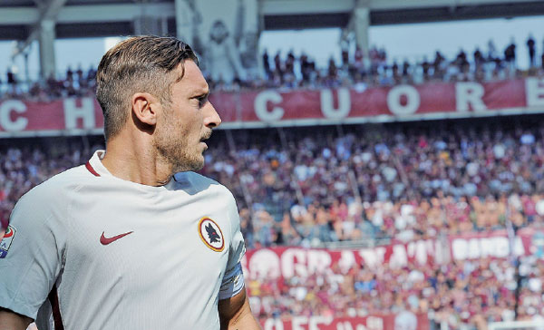 Totti still magic as icon turns 40