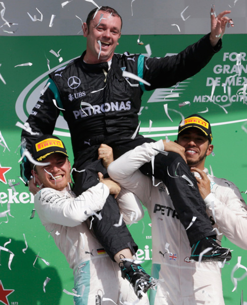 Hamilton hot on Rosberg's heels