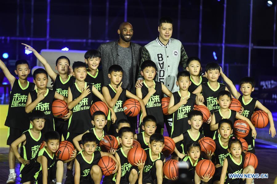 Kobe Bryant attends fans meeting in N China