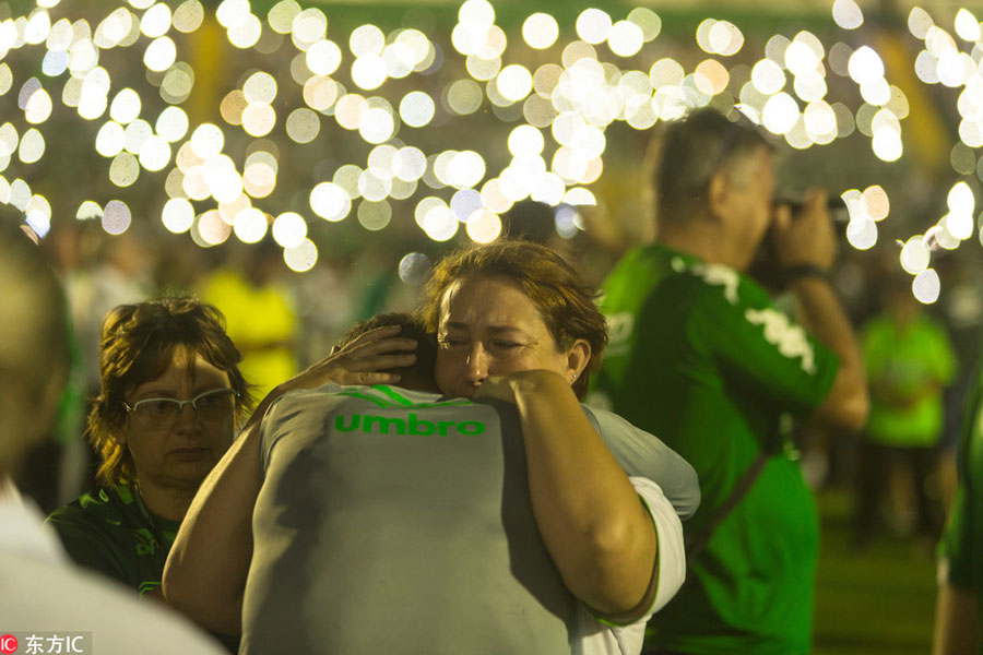 Fans pay tribute to Chapecoense players killed in plane crash