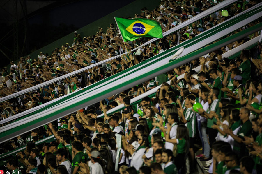 Fans pay tribute to Chapecoense players killed in plane crash