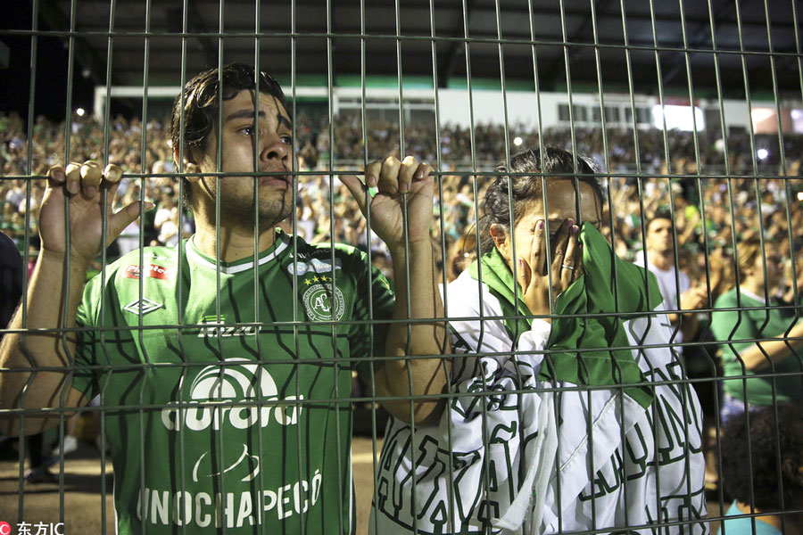 Fans pay tribute to Chapecoense players killed in plane crash