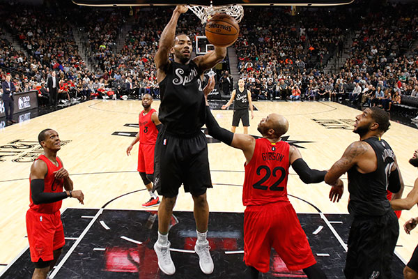 Aldridge's season-high 33 help Spurs throttle Bulls
