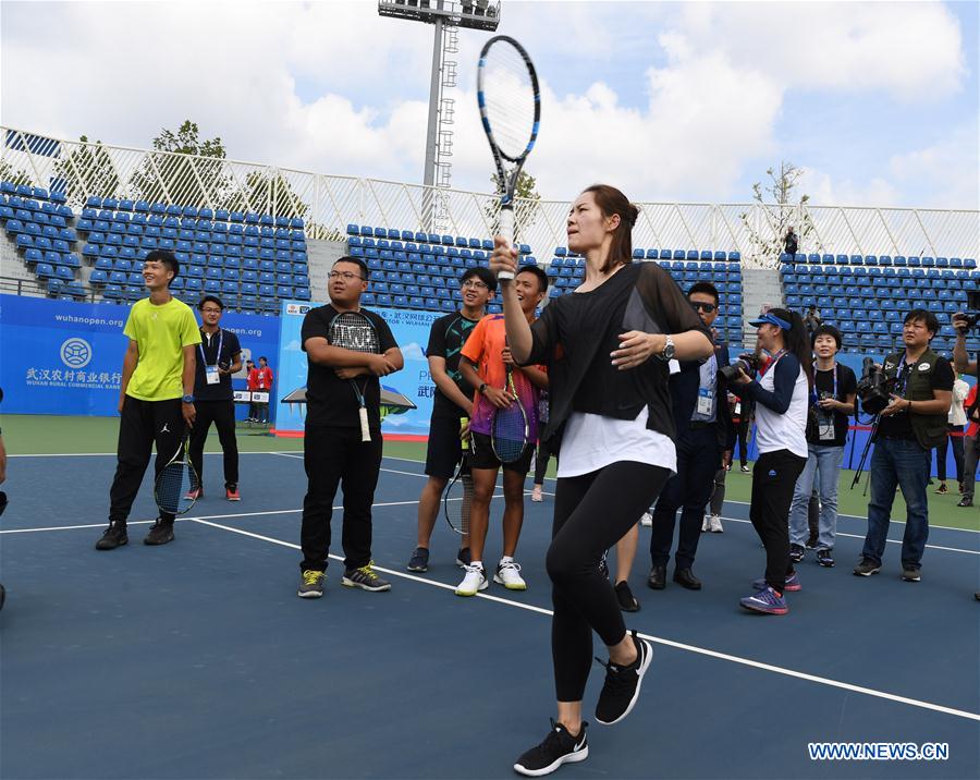 Li Na shows tennis skills to young players during 2017 WTA Wuhan Open