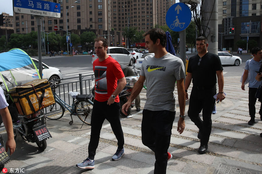 Federer catches metro ahead of Shanghai Rolex Masters