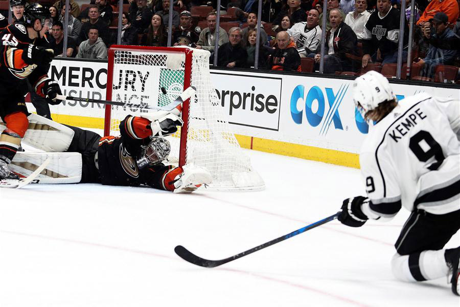 Los Angeles Kings beats Anaheim Ducks 4-3 in NHL hockey game