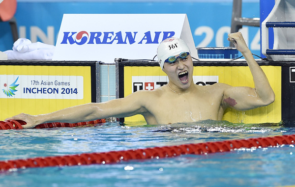 China sweeps 6 more golds to lead swim tally