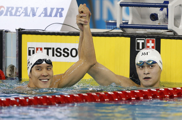 China sweeps 6 more golds to lead swim tally