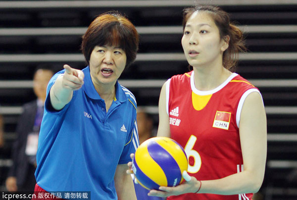 Head coach Lang Ping, left, talks to Yang Junjing during their 3-0 win over Thailand at the Shenzhen stop of the 2013 China International Women's Volleyball Tournament in Shenzhen, Guangdong province, May 22, 2013. Women's volleyball team moving forward under Lang's charge