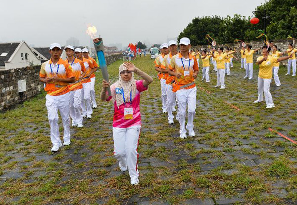 Lin Dan leads Youth Olympic Games torch relay in Nanjing