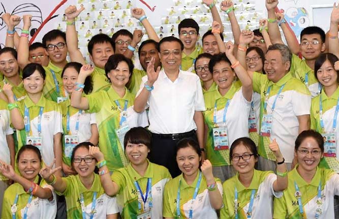 Premier Li visits volunteers of Summer Youth Olympic Games