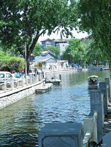 Beijing's lakeside paradise