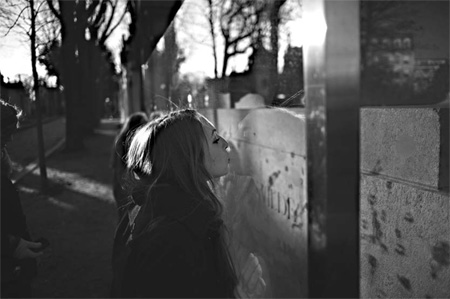 Walling off Oscar Wilde's tomb from the kisses of his admirers
