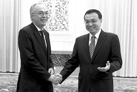 China and France seek to further improve bilateral ties