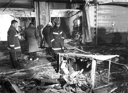 Two accidents kill 32 people