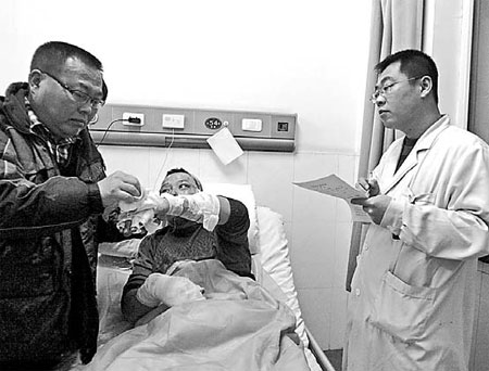 Two accidents kill 32 people