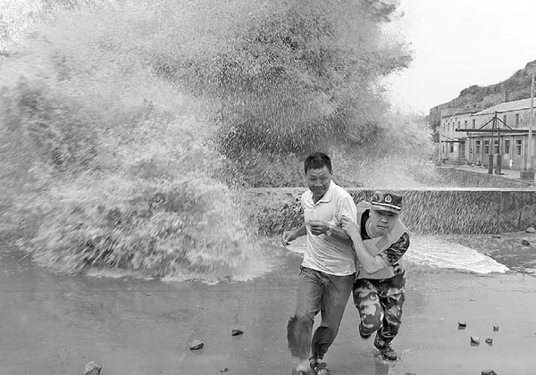 Soulik batters Taiwan, Fujian coast