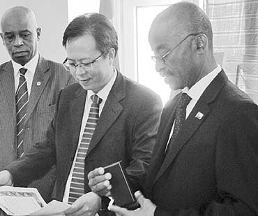 Comoros honors Guangzhou docs for campaign against malaria