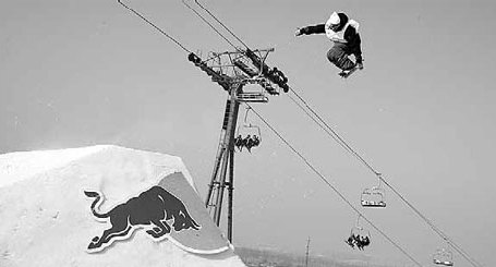 Snowboarder aims to show the Wei