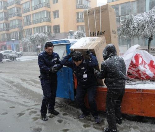 商务部长谈网购 物流快递服务需改进