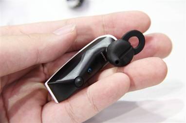 Jawbone蓝牙耳机推出，可“旁若无人”通话