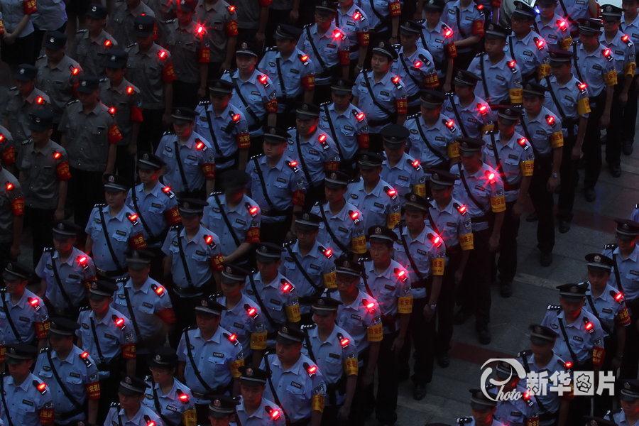 重庆首批警用肩灯亮相 上千夜巡员配备