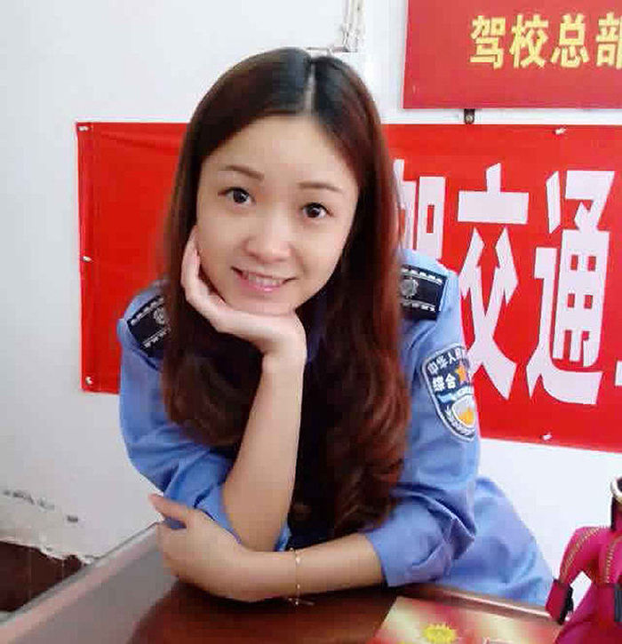 商贩称赞四川女神城管