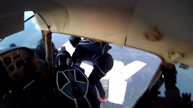 美两飞机空中相撞 9人跳伞逃生