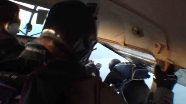 美两飞机空中相撞 9人跳伞逃生