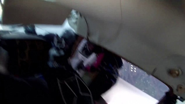 美两飞机空中相撞 9人跳伞逃生